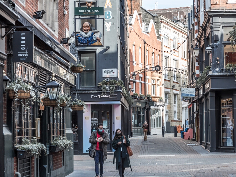 Через неделю в Англии снова откроются пабы, магазины и парикмахерские